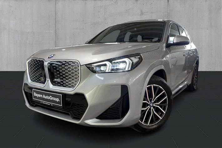 Sølv BMW iX1 fra 2025 set udefra