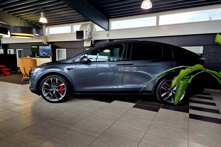 Grå Tesla Model X fra 2019