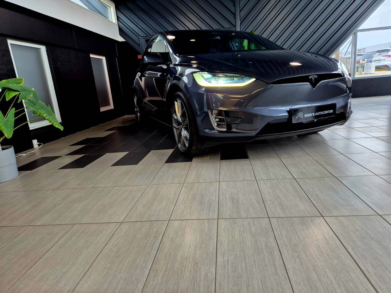 Grå Tesla Model X fra 2019