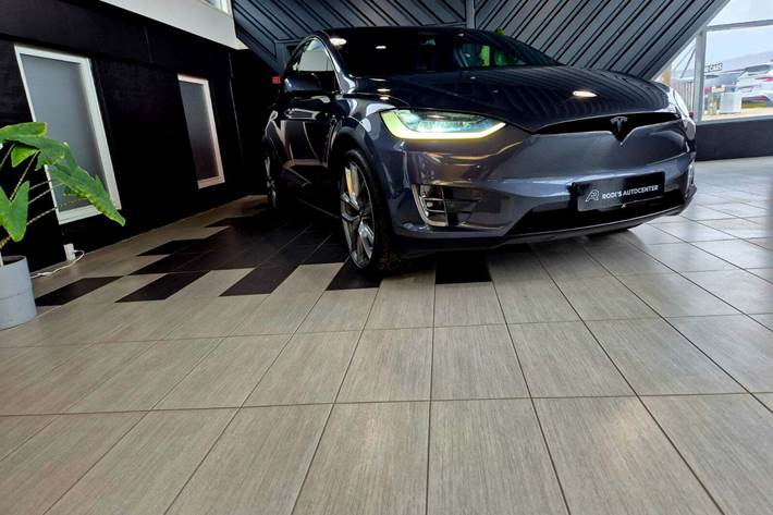 Grå Tesla Model X fra 2019