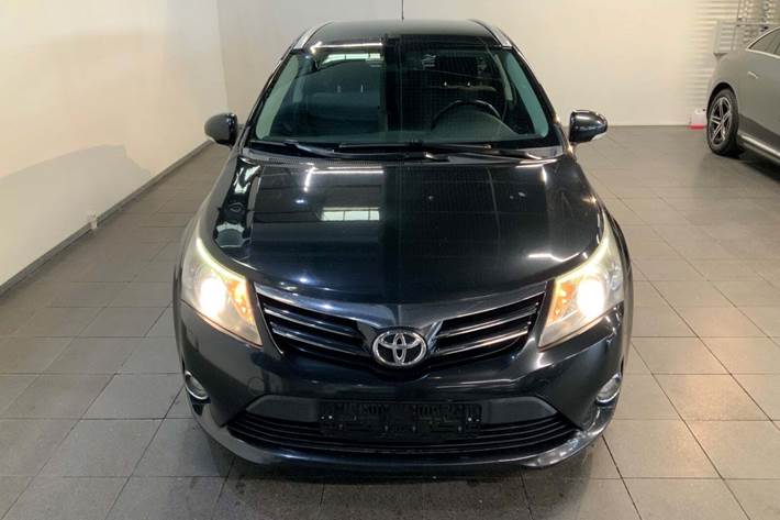 Sort Toyota Avensis fra 2012