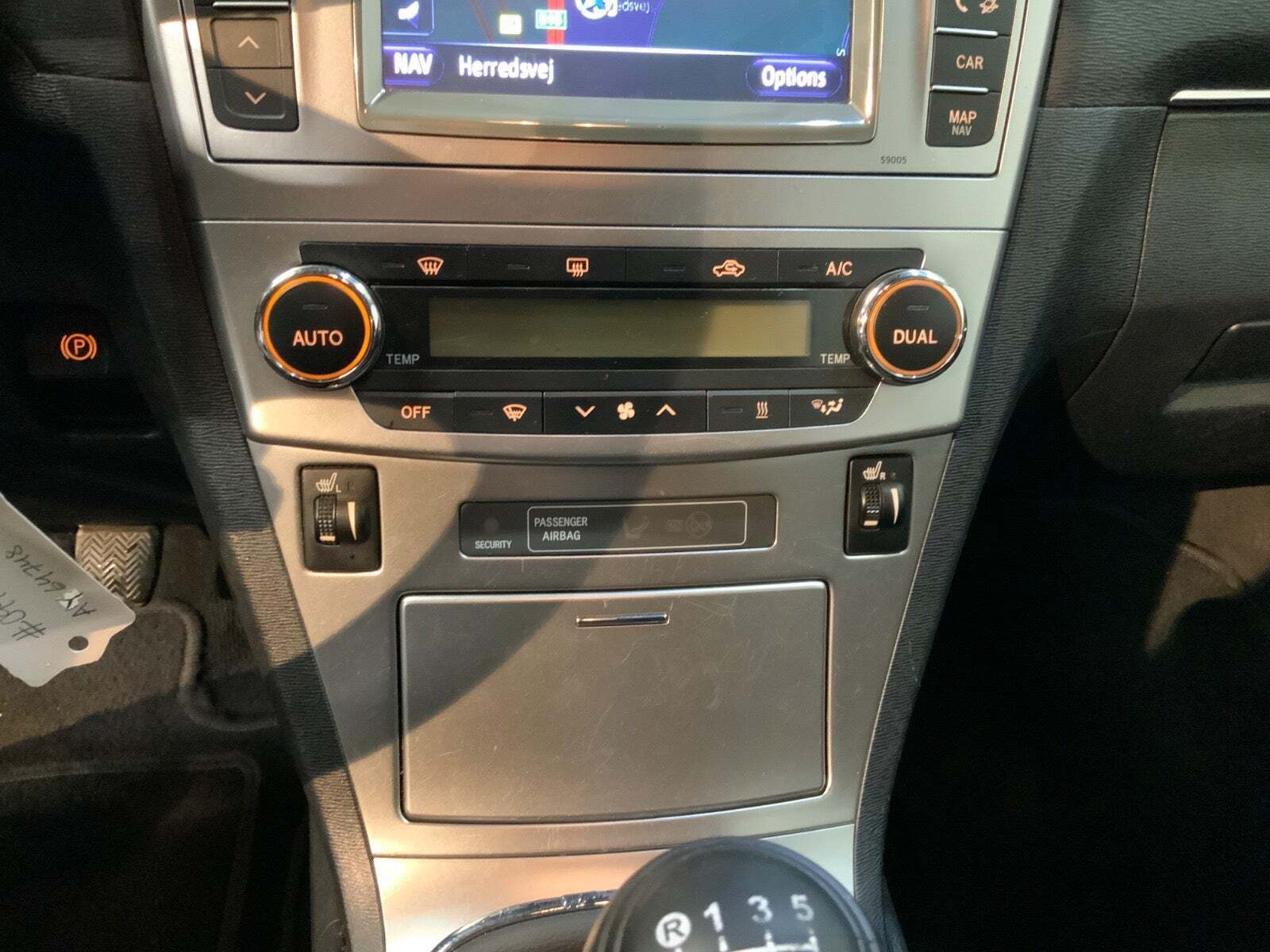 Sort Toyota Avensis fra 2012