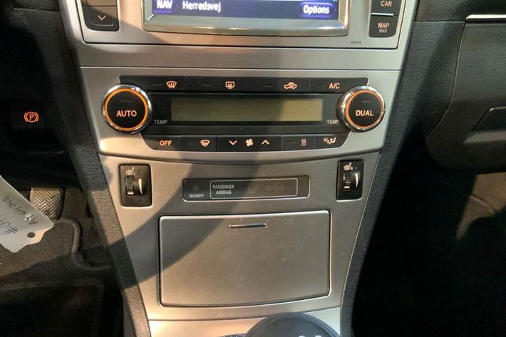 Sort Toyota Avensis fra 2012