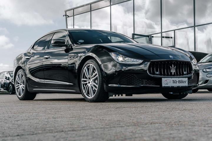 Sort Maserati Ghibli fra 2014 set udefra