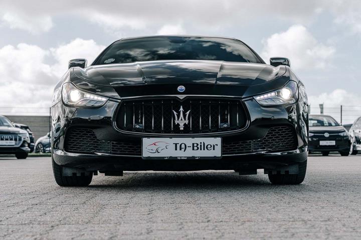Sort Maserati Ghibli fra 2014 set udefra