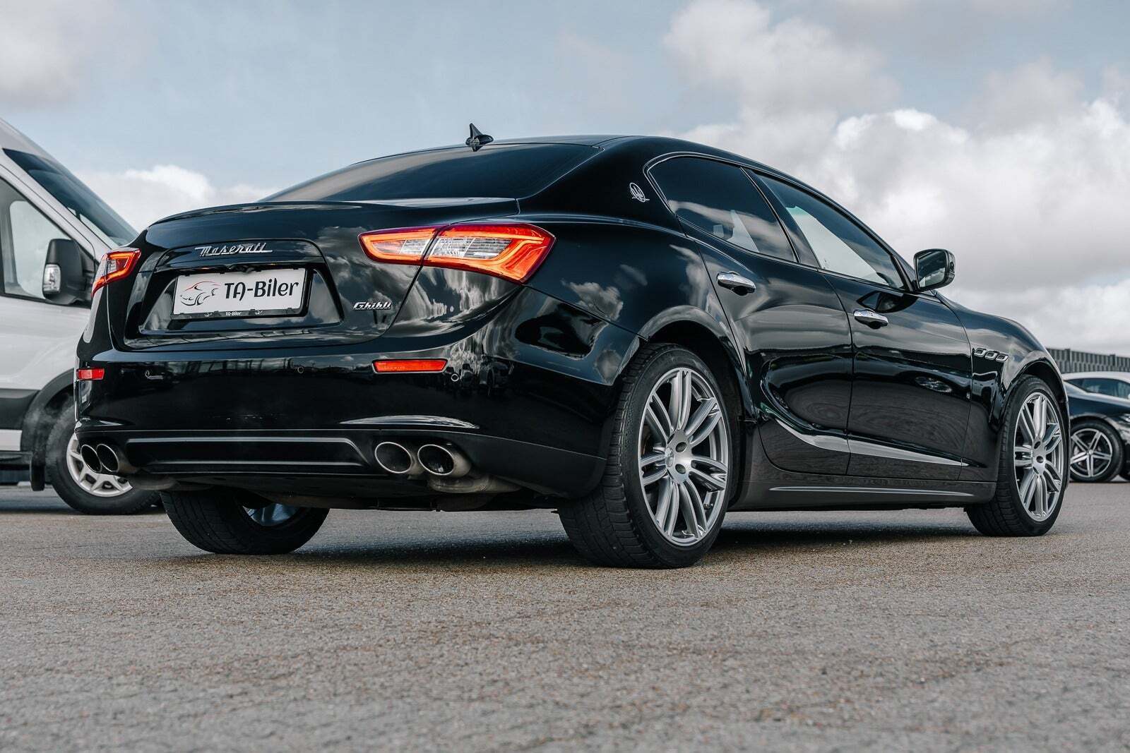 Sort Maserati Ghibli fra 2014 set udefra