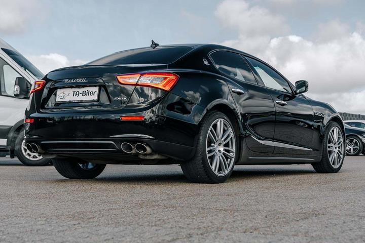Sort Maserati Ghibli fra 2014 set udefra