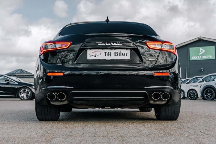 Sort Maserati Ghibli fra 2014 set udefra
