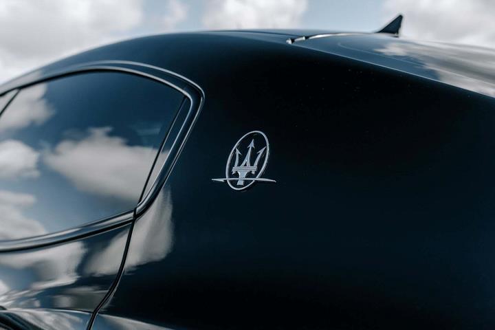 Sort Maserati Ghibli fra 2014 set udefra