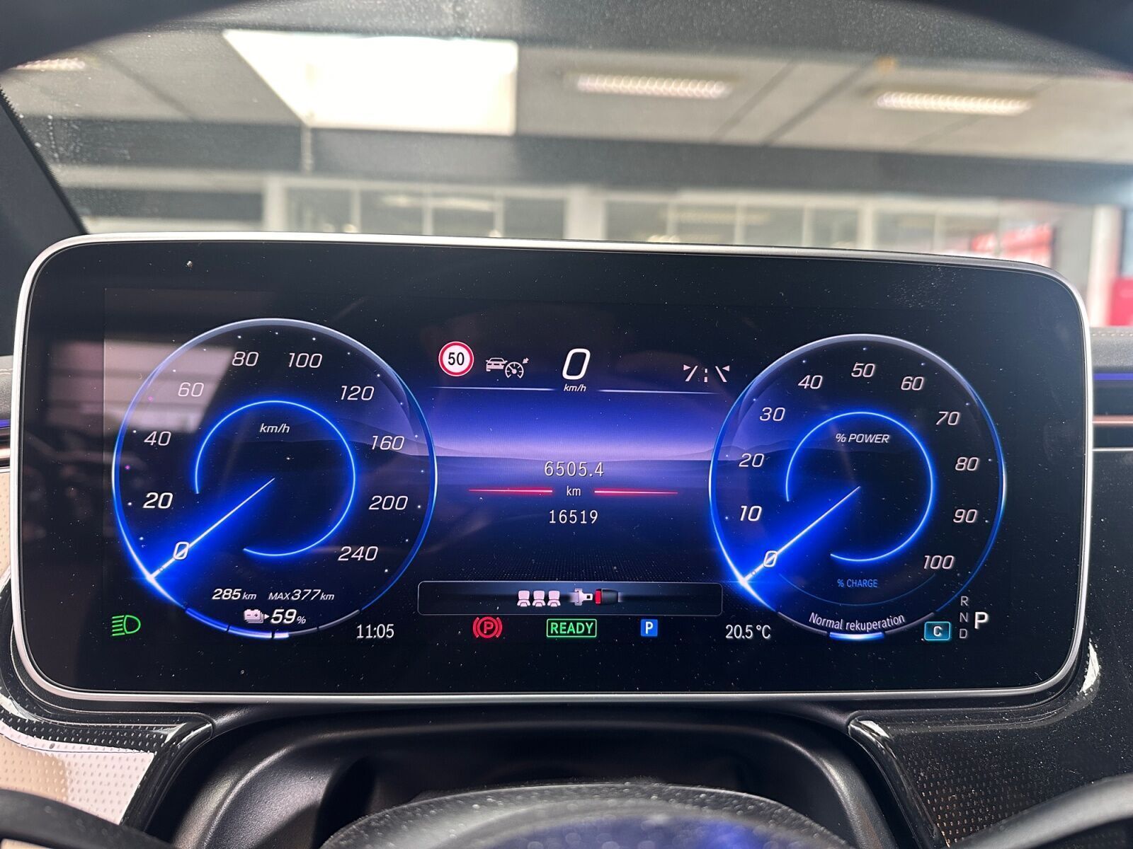 Blå Mercedes EQE300 fra 2024