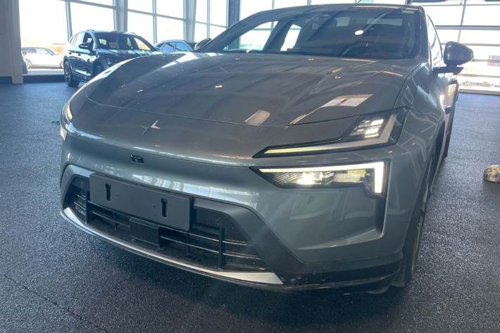 Grå Polestar 4 fra 2024