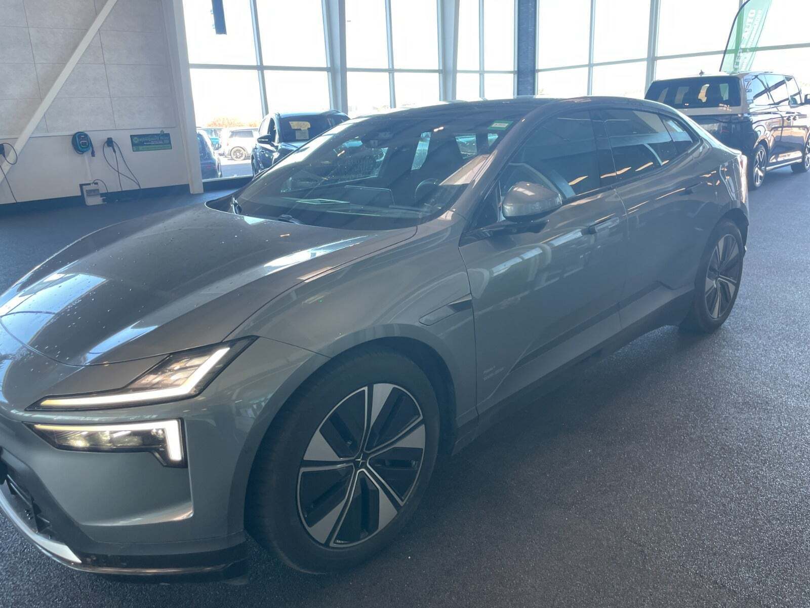 Grå Polestar 4 fra 2024