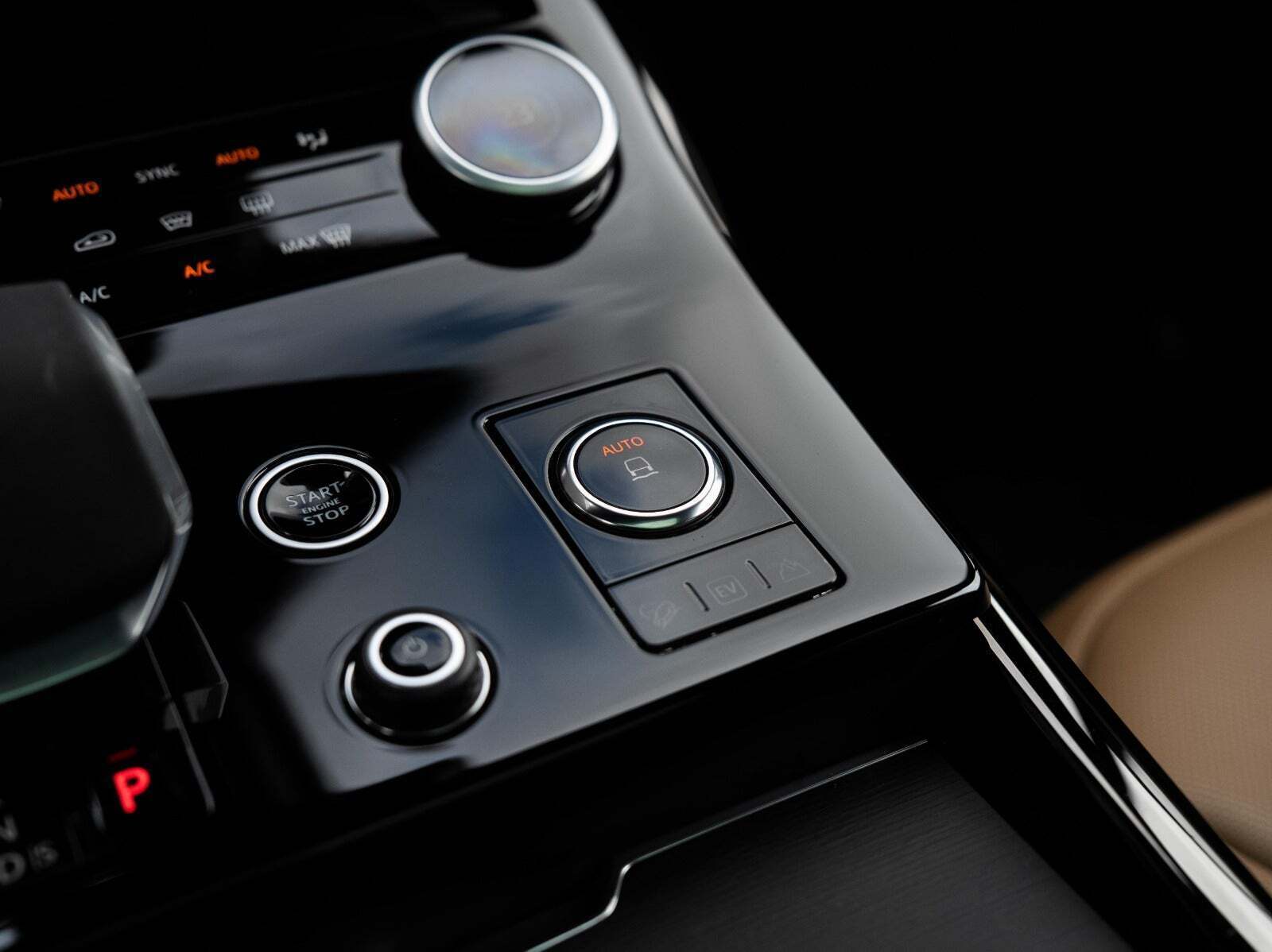 Blå Land Rover Range Rover sport fra 2023