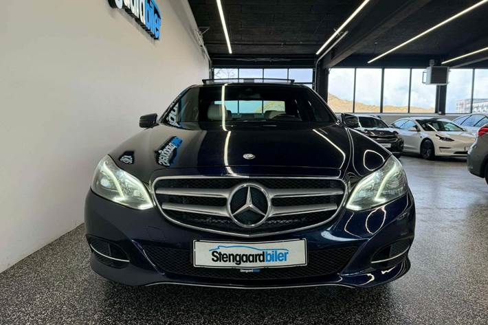 Blå Mercedes E250 fra 2014
