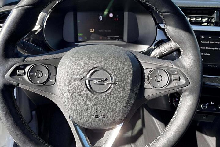 Hvid Opel Corsa-e fra 2023
