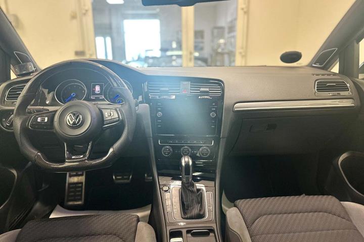 Sort VW Golf VII fra 2016