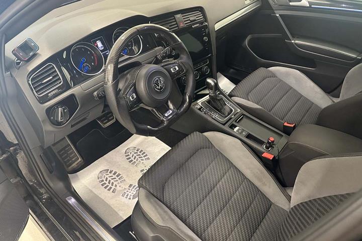 Sort VW Golf VII fra 2016