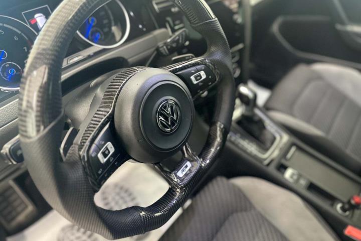 Sort VW Golf VII fra 2016