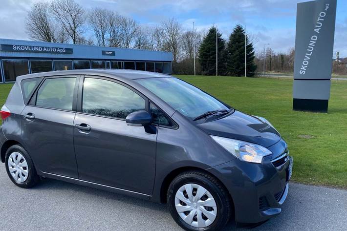 Grå Toyota Verso-S fra 2011