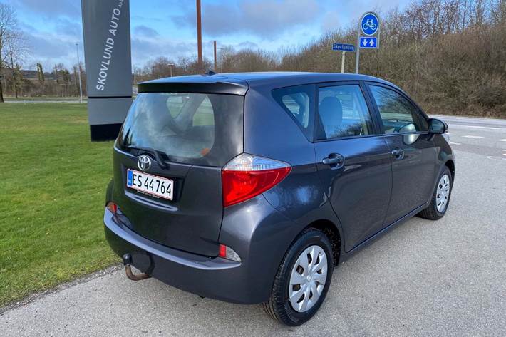 Grå Toyota Verso-S fra 2011