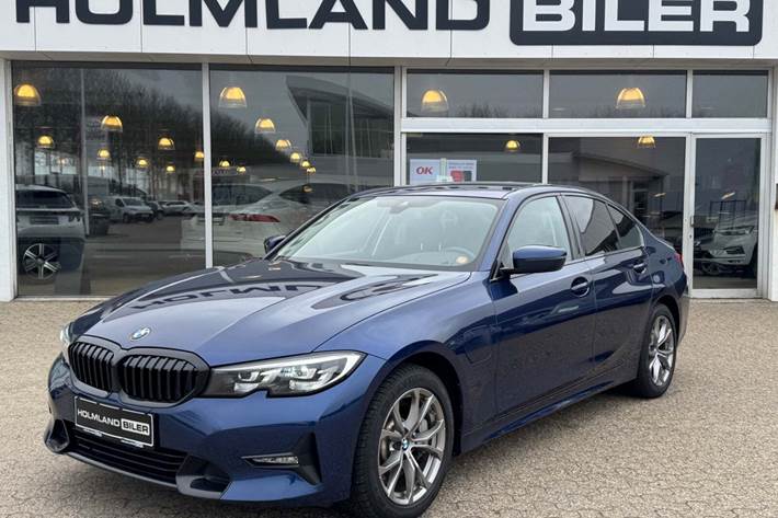 Blå BMW 330e fra 2020