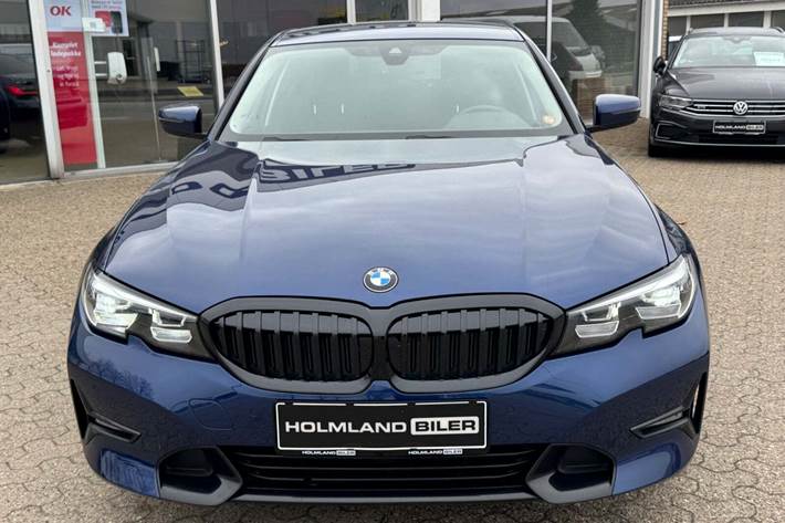 Blå BMW 330e fra 2020