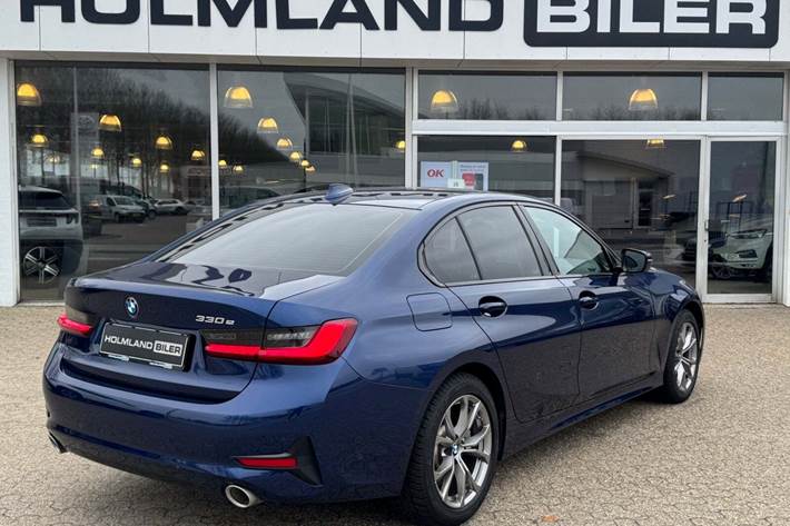 Blå BMW 330e fra 2020