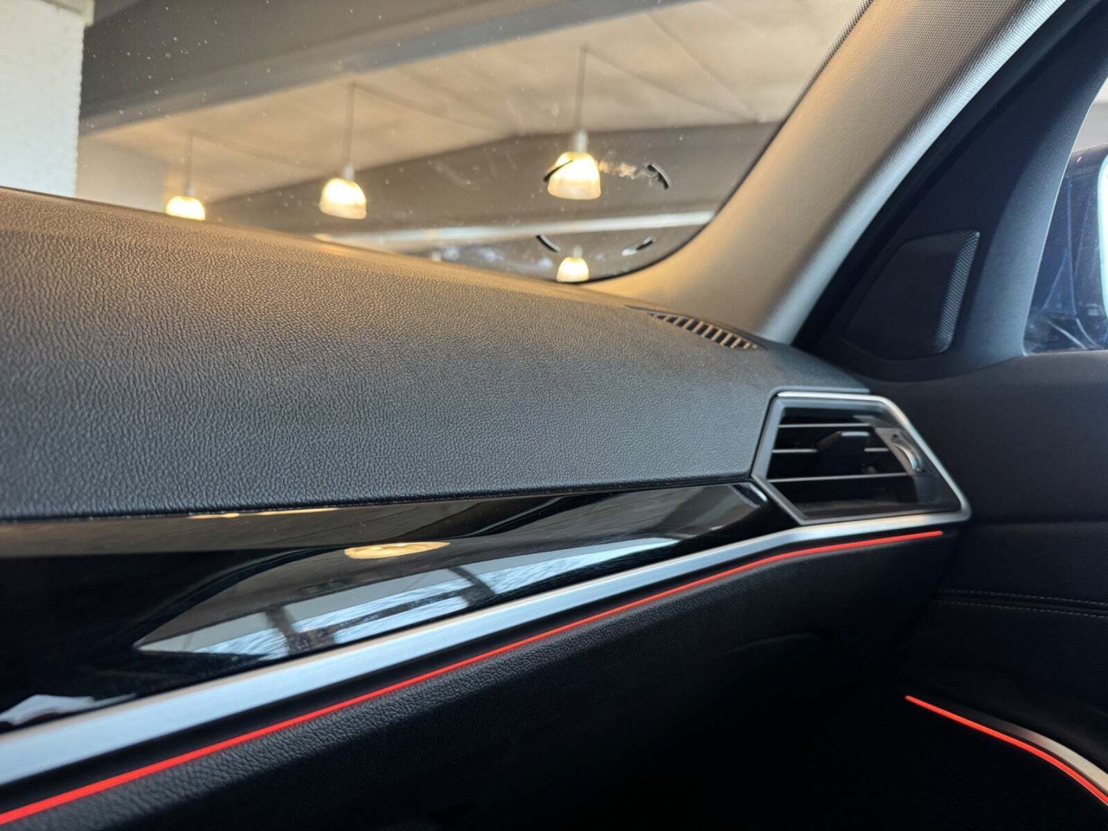 Blå BMW 330e fra 2020