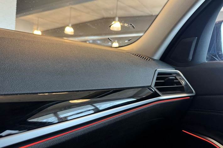 Blå BMW 330e fra 2020