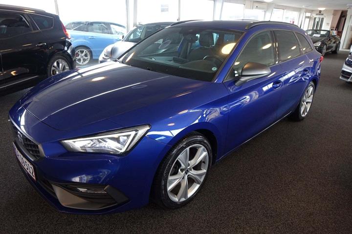 Blå Seat Leon fra 2021 set udefra