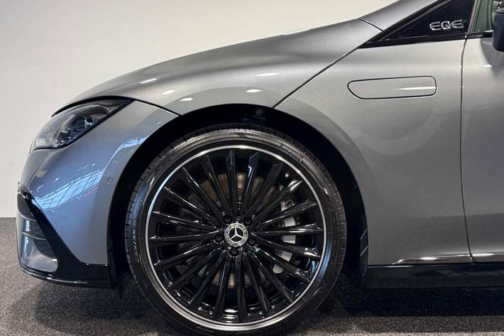 Grå Mercedes EQE300 fra 2025