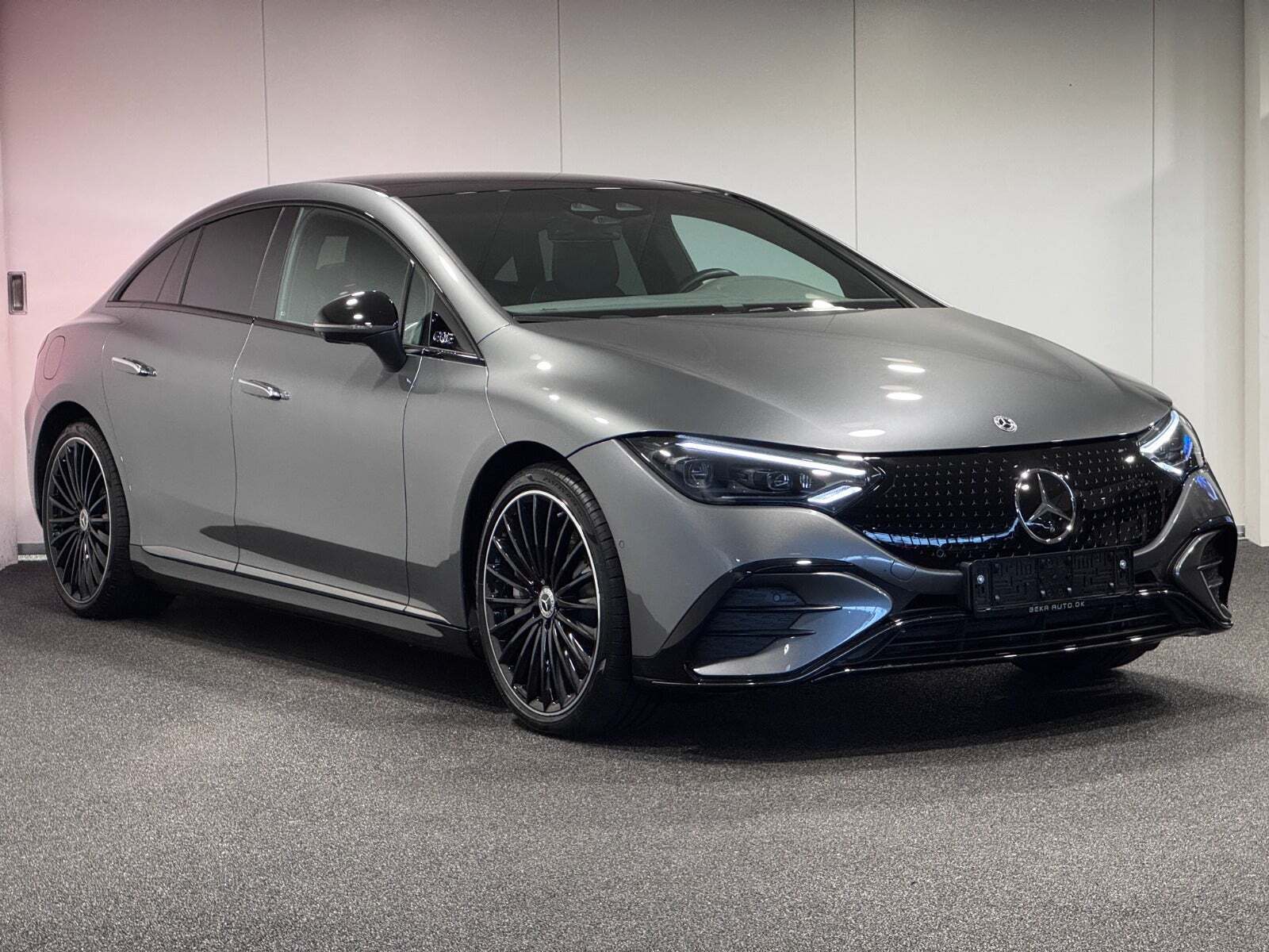 Grå Mercedes EQE300 fra 2025