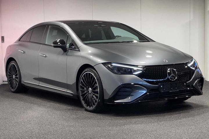 Grå Mercedes EQE300 fra 2025