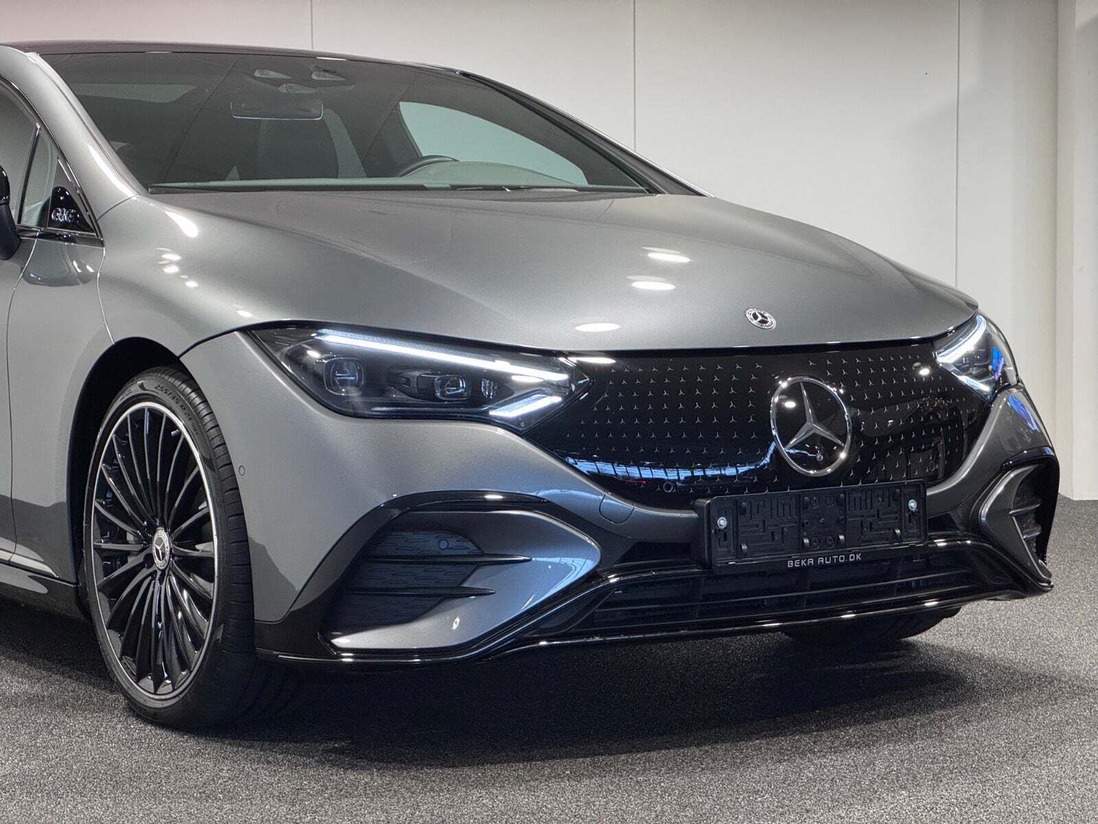 Grå Mercedes EQE300 fra 2025