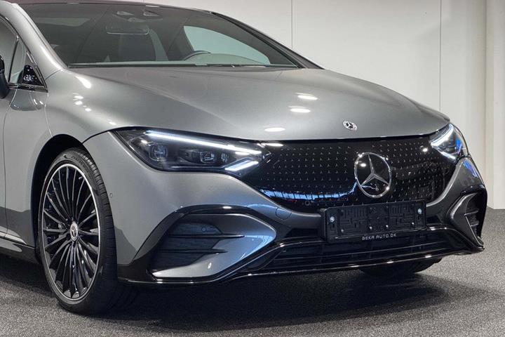 Grå Mercedes EQE300 fra 2025