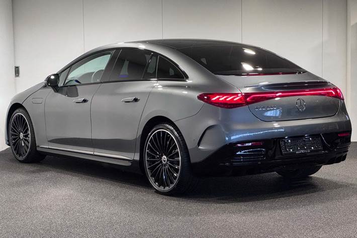 Grå Mercedes EQE300 fra 2025
