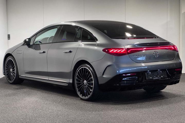 Grå Mercedes EQE300 fra 2025