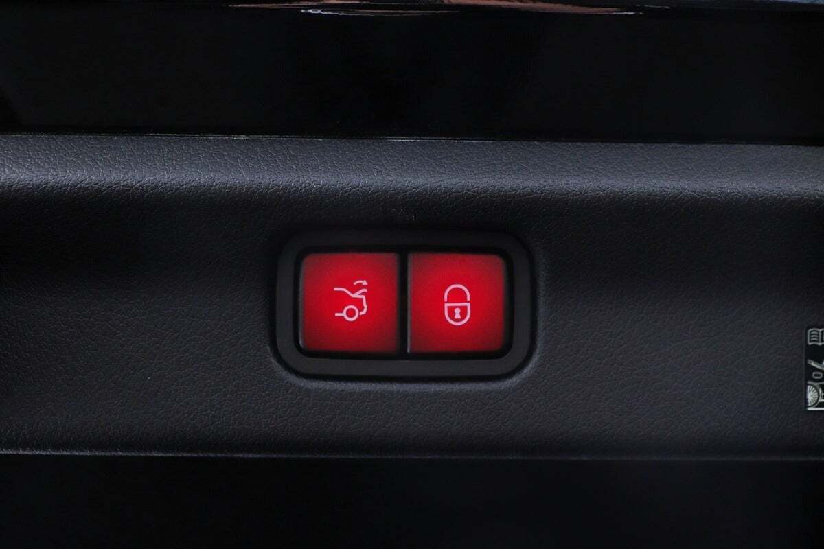 Grå Mercedes EQE300 fra 2025