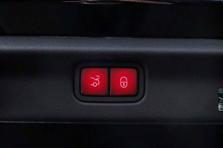 Grå Mercedes EQE300 fra 2025