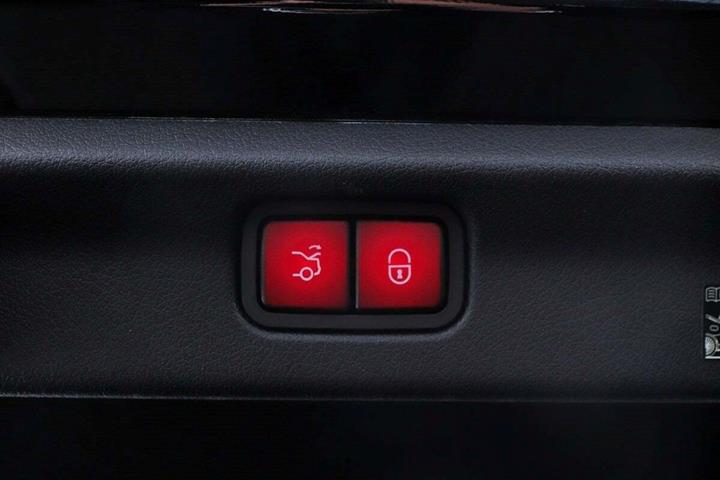 Grå Mercedes EQE300 fra 2025
