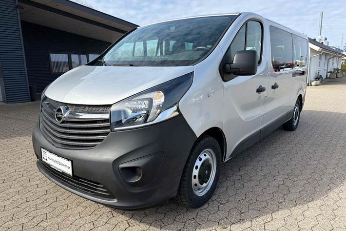 Sølv Opel Vivaro fra 2017 set udefra