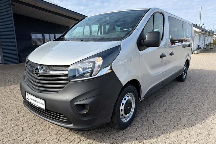 Sølv Opel Vivaro fra 2017 set udefra