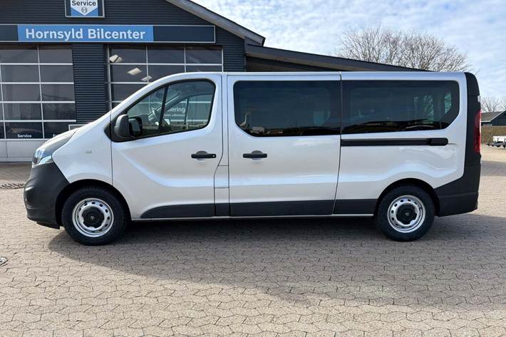 Sølv Opel Vivaro fra 2017