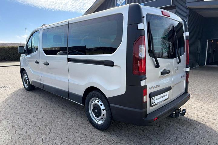 Sølv Opel Vivaro fra 2017