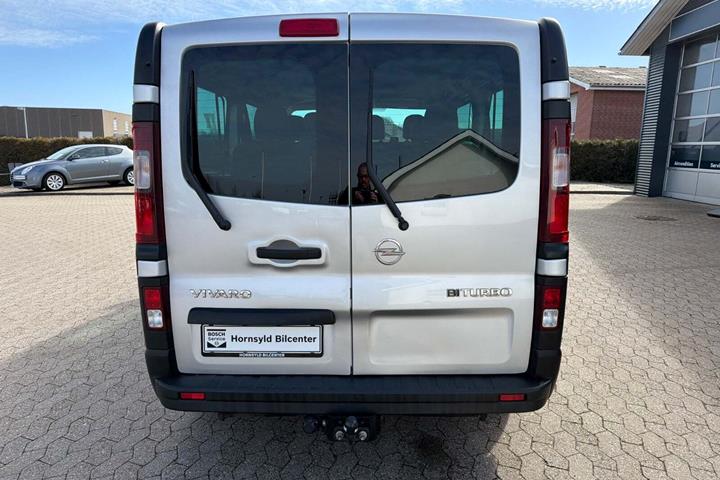Sølv Opel Vivaro fra 2017