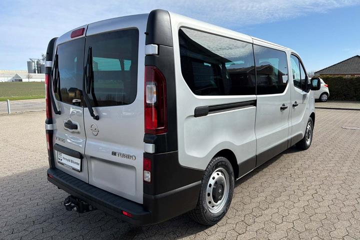 Sølv Opel Vivaro fra 2017