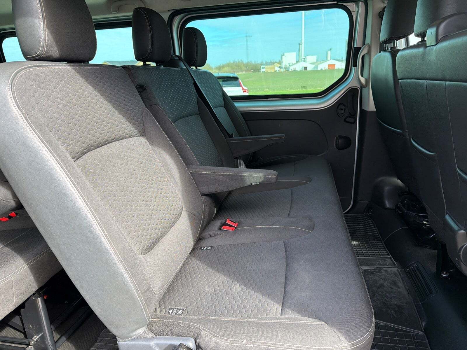 Sølv Opel Vivaro fra 2017