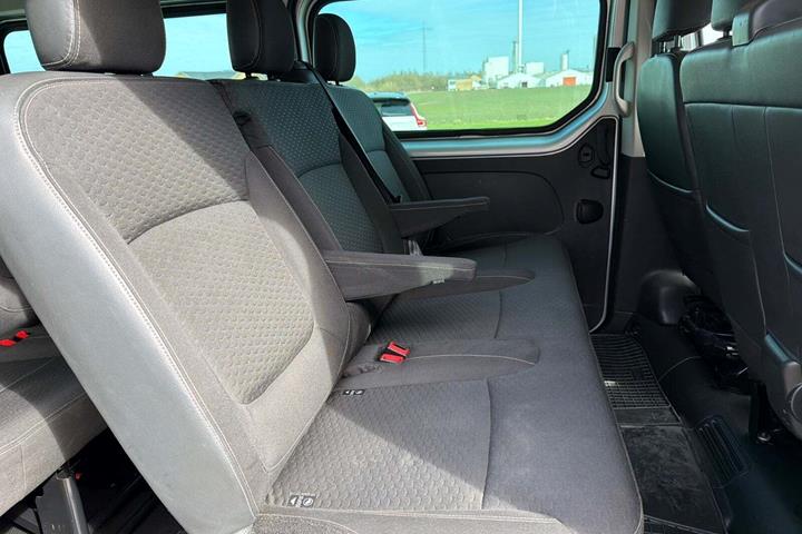 Sølv Opel Vivaro fra 2017
