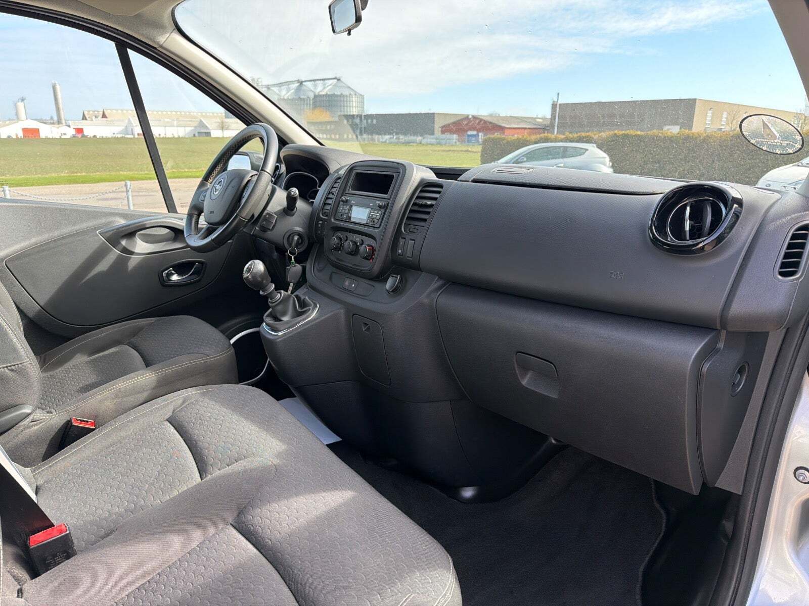 Sølv Opel Vivaro fra 2017