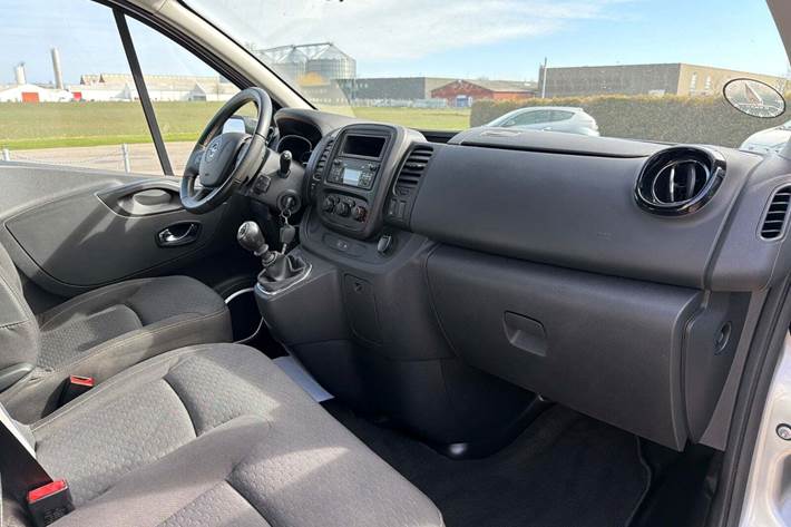 Sølv Opel Vivaro fra 2017